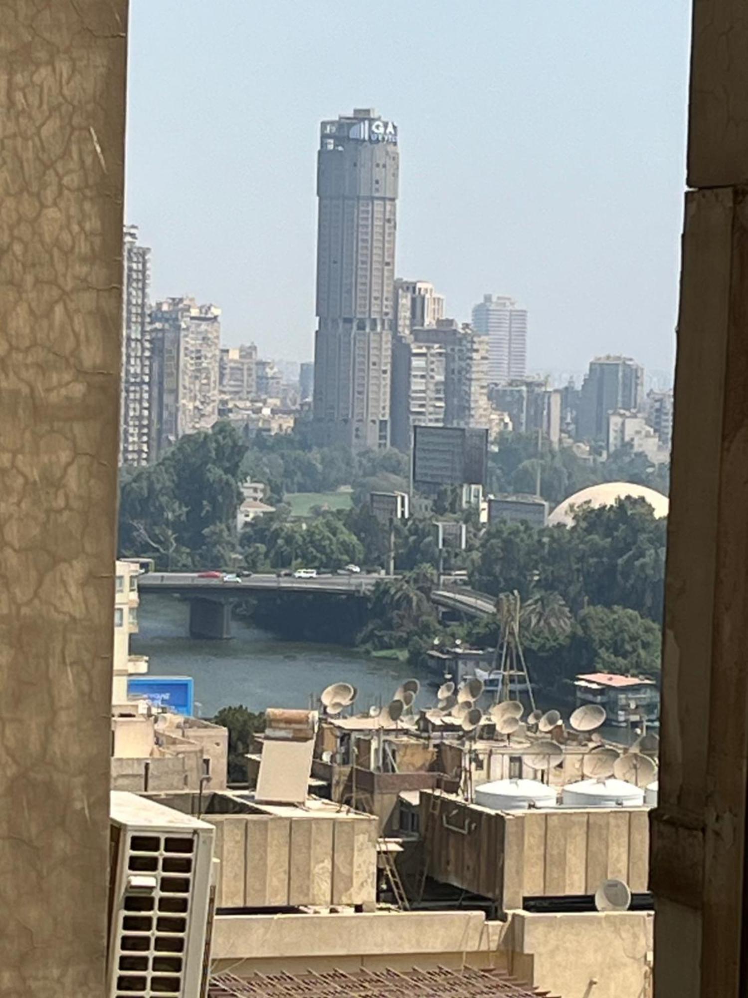 Skyscraper With Nile & Pyramids View Apartment
