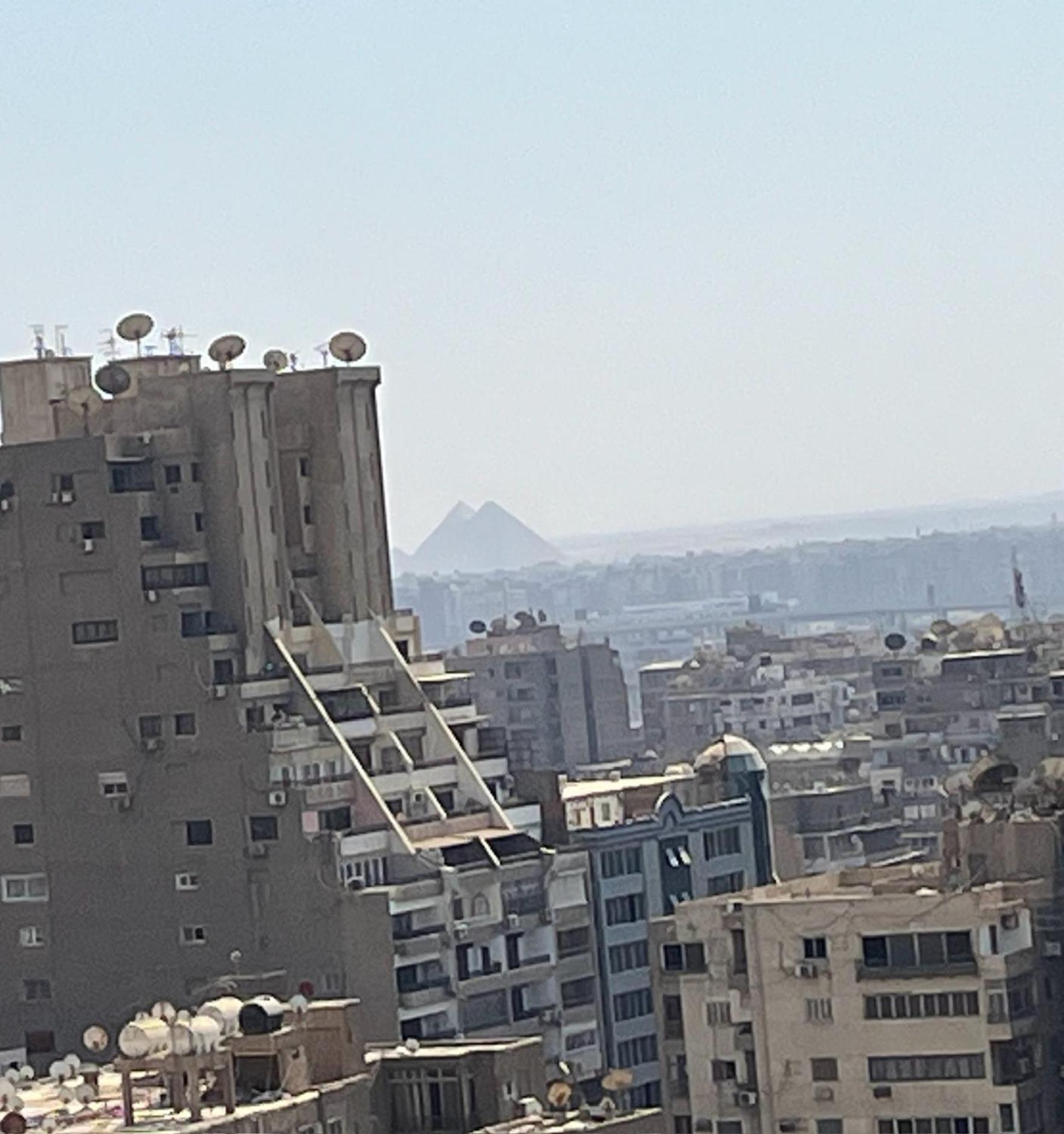 Skyscraper With Nile & Pyramids View Apartment Cairo