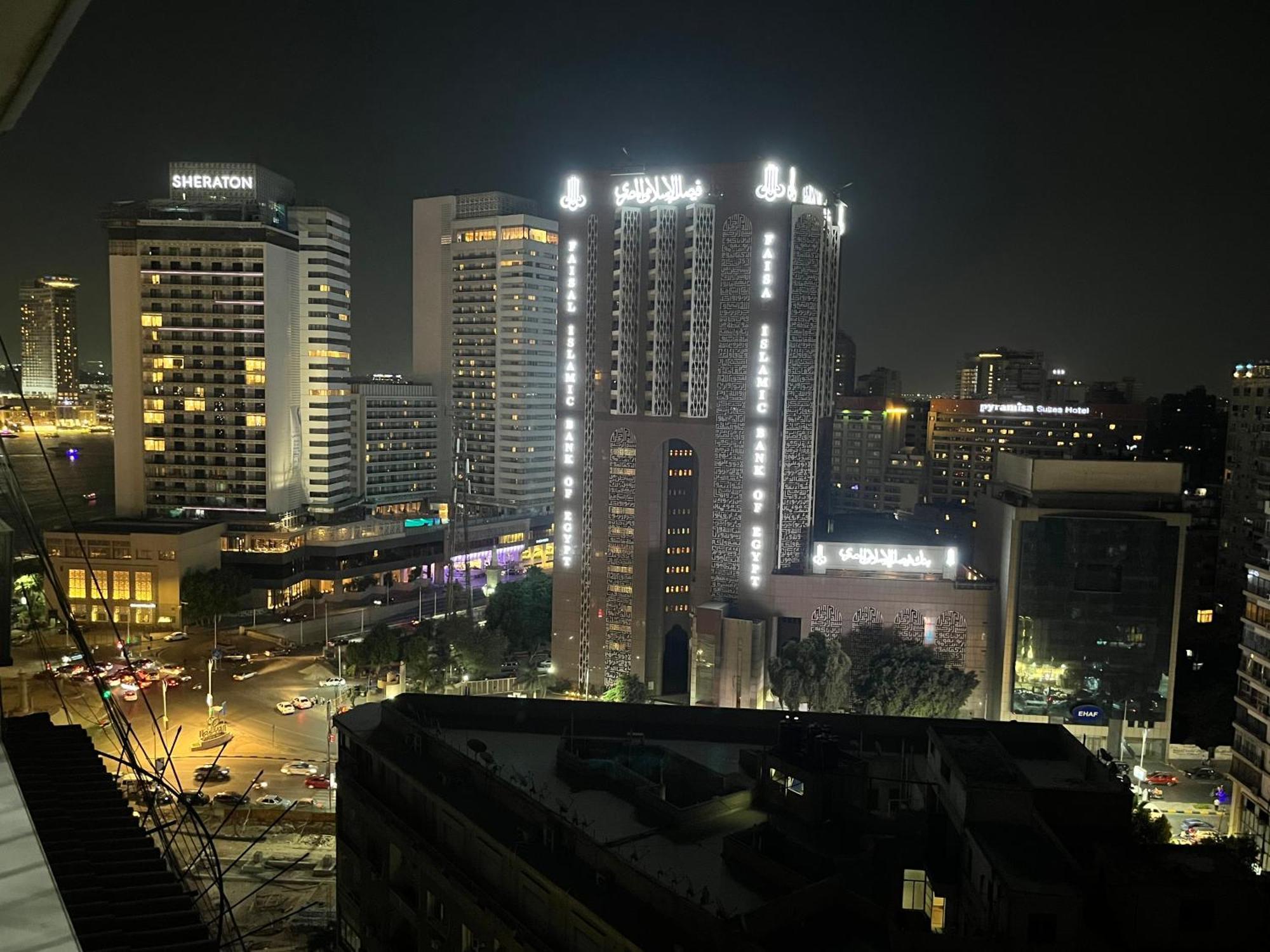 Skyscraper With Nile & Pyramids View Apartment