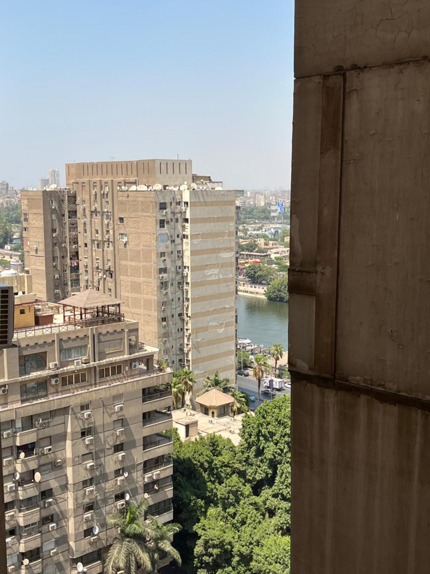 Skyscraper With Nile & Pyramids View Apartment